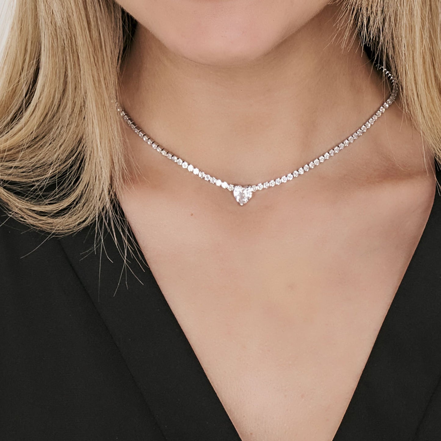 COLLAR DE ACERO PARA MUJER CON CRISTALES BLANCOS Y CORAZÓN DE CRISTAL