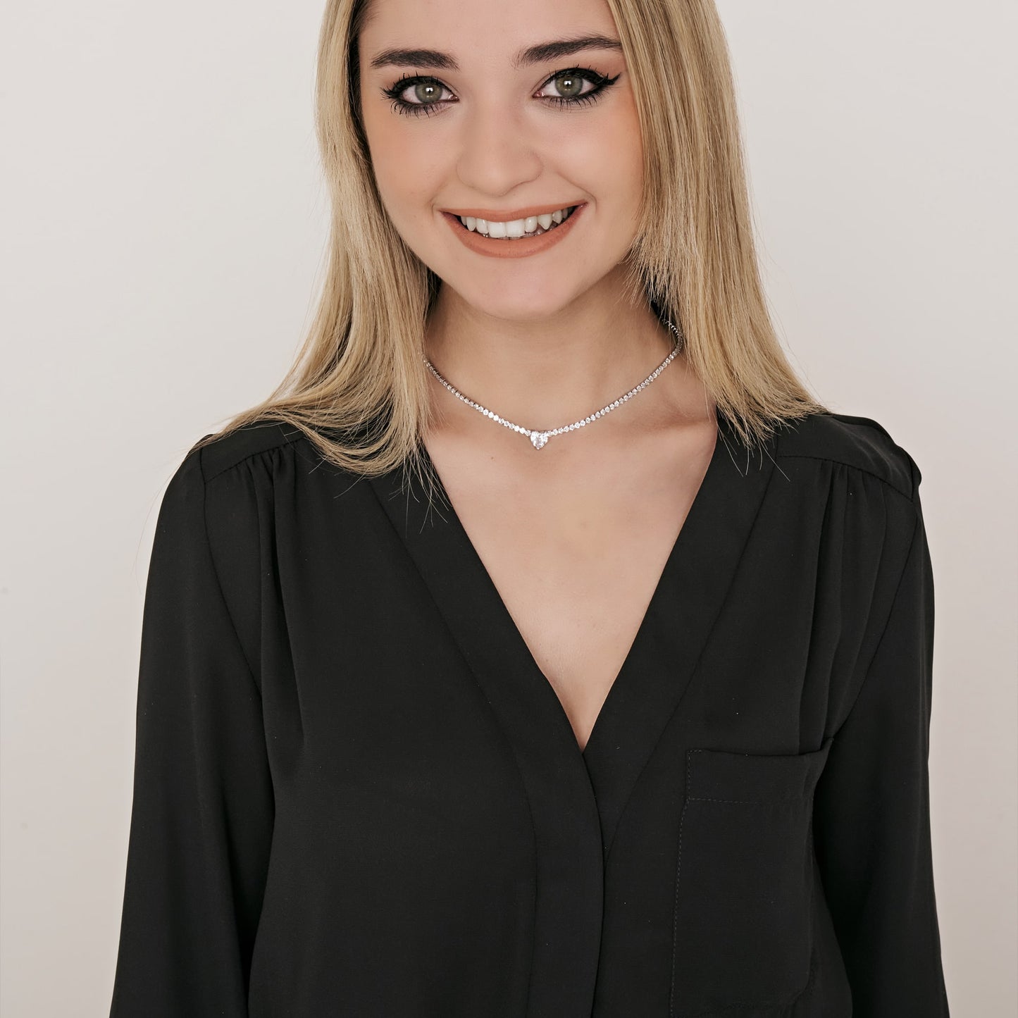 COLLAR DE ACERO PARA MUJER CON CRISTALES BLANCOS Y CORAZÓN DE CRISTAL