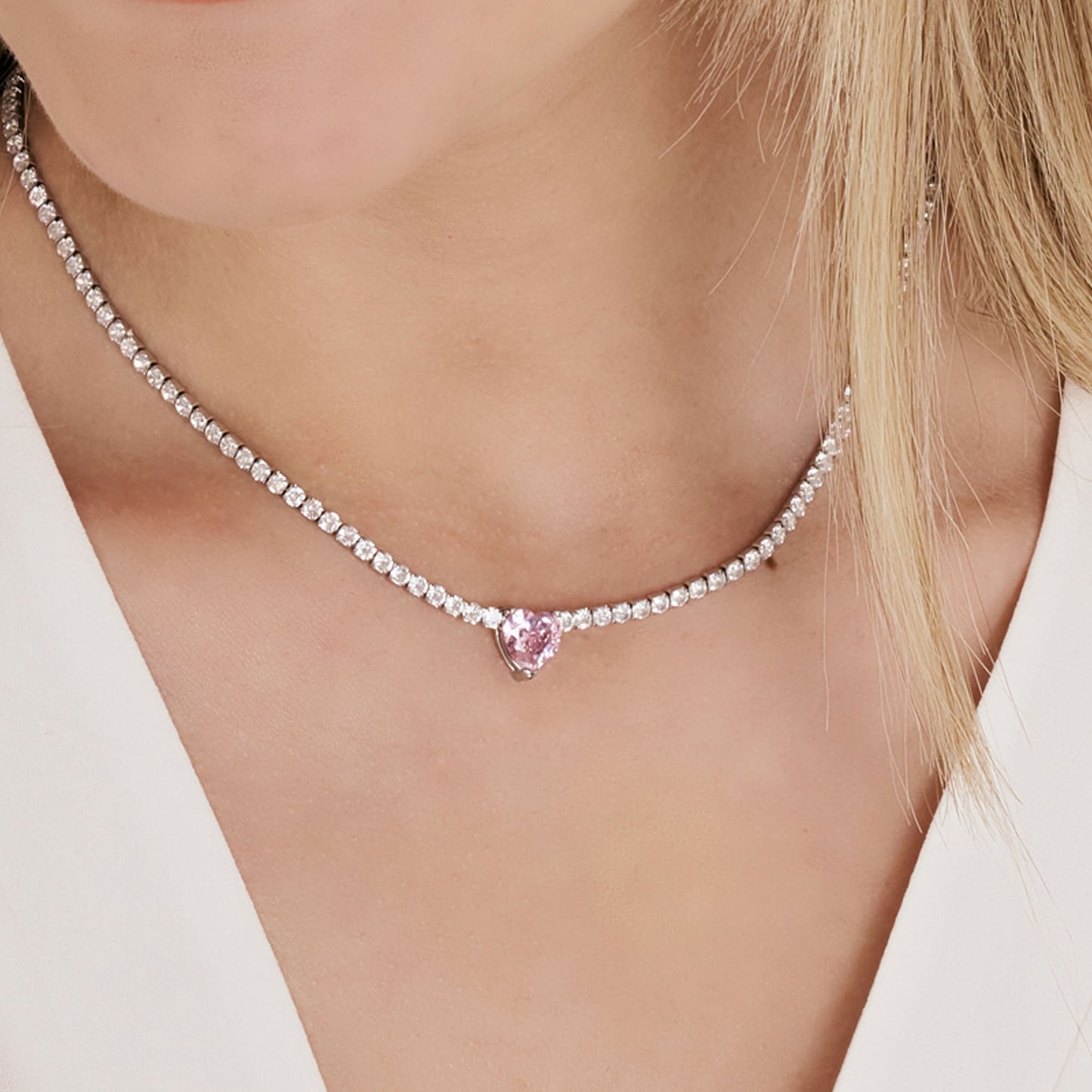 COLLAR DE ACERO PARA MUJER CON CRISTALES BLANCOS Y CORAZÓN DE CRISTAL