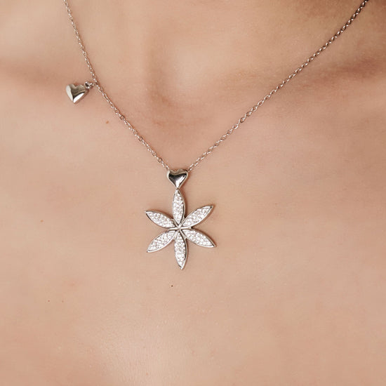 COLLAR DE ACERO PARA MUJER CON FLOR DE LA VIDA Y CORAZÓN