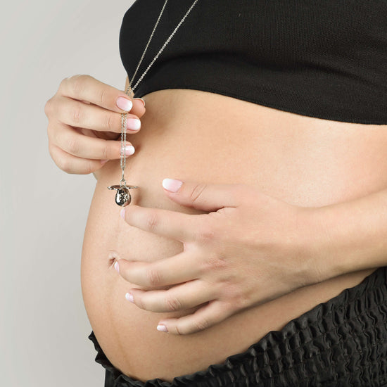 COLLAR DE LLAMADA DE ÁNGEL DE ACERO CON MANIQUÍ DE METAL ROSA IP