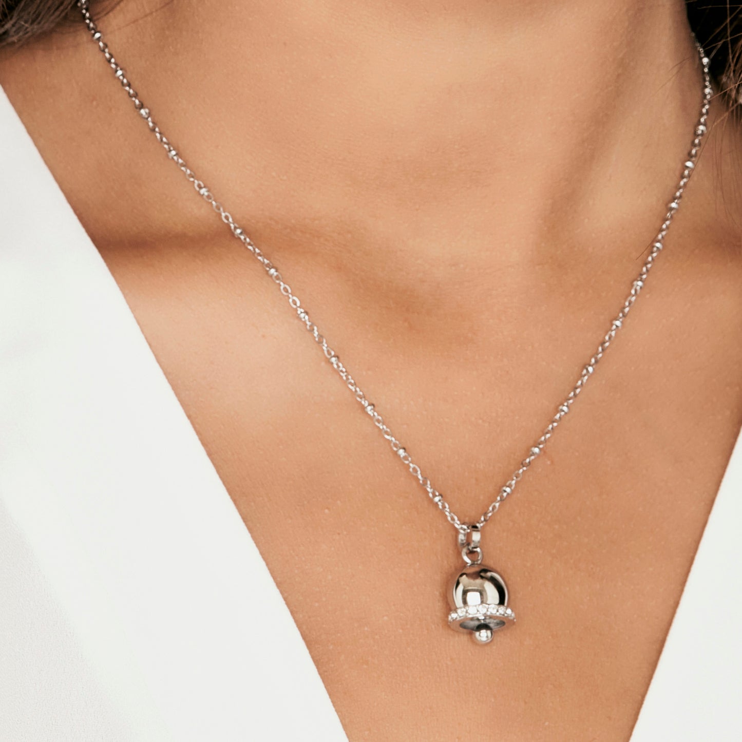 COLLAR DE CAMPANA DE ACERO PARA MUJER CON CRISTALES BLANCOS