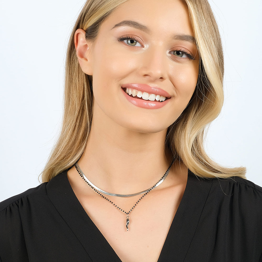 COLLAR DE ACERO PARA MUJERES CON ELEMENTOS DE CUERNO Y NEGROS
