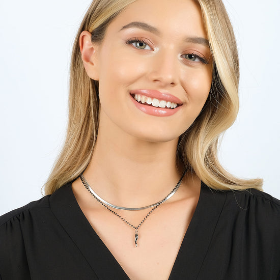 COLLAR DE ACERO PARA MUJERES CON ELEMENTOS DE CUERNO Y NEGROS