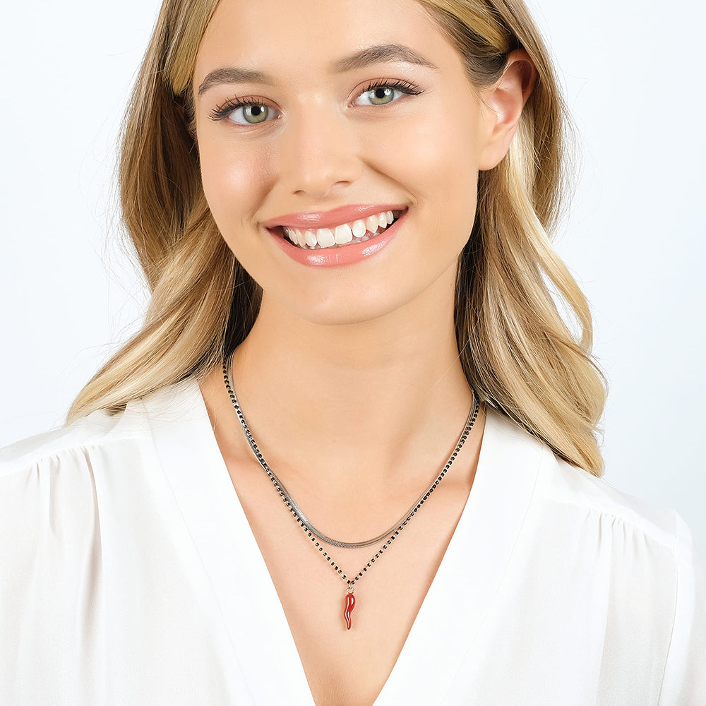 COLLAR DE ACERO PARA MUJER CON CUERNO CON ESMALTE ROJO Y ELEMENTOS NEGROS