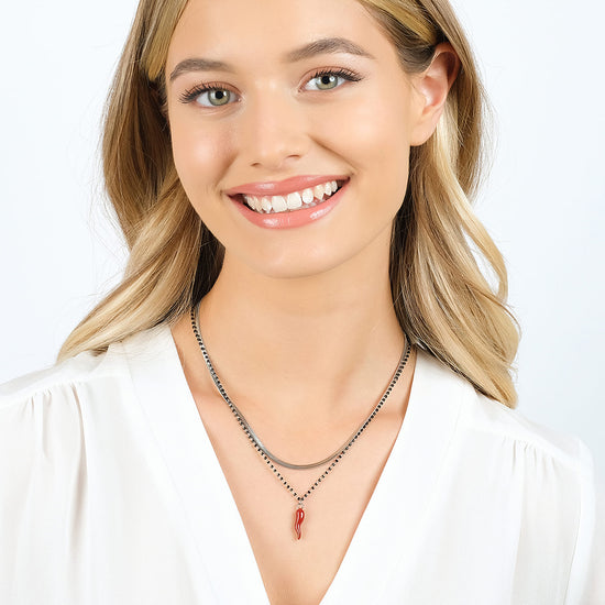 COLLAR DE ACERO PARA MUJER CON CUERNO CON ESMALTE ROJO Y ELEMENTOS NEGROS