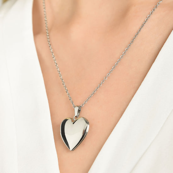 COLLAR DE ACERO PARA MUJER CON CORAZÓN