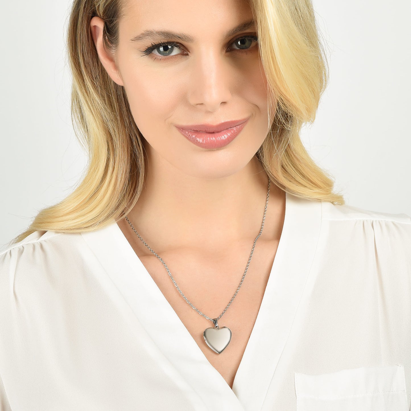 COLLAR DE ACERO PARA MUJER CON CORAZÓN