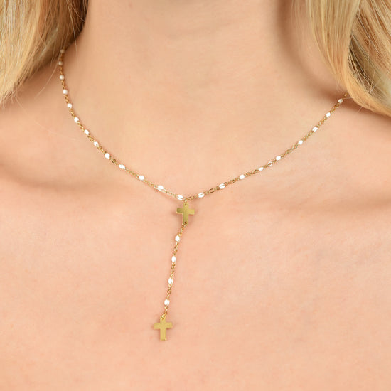 IP COLLAR ROSARIO DE ACERO DORADO PARA MUJER CON CRUCES Y ELEMENTOS BLANCOS
