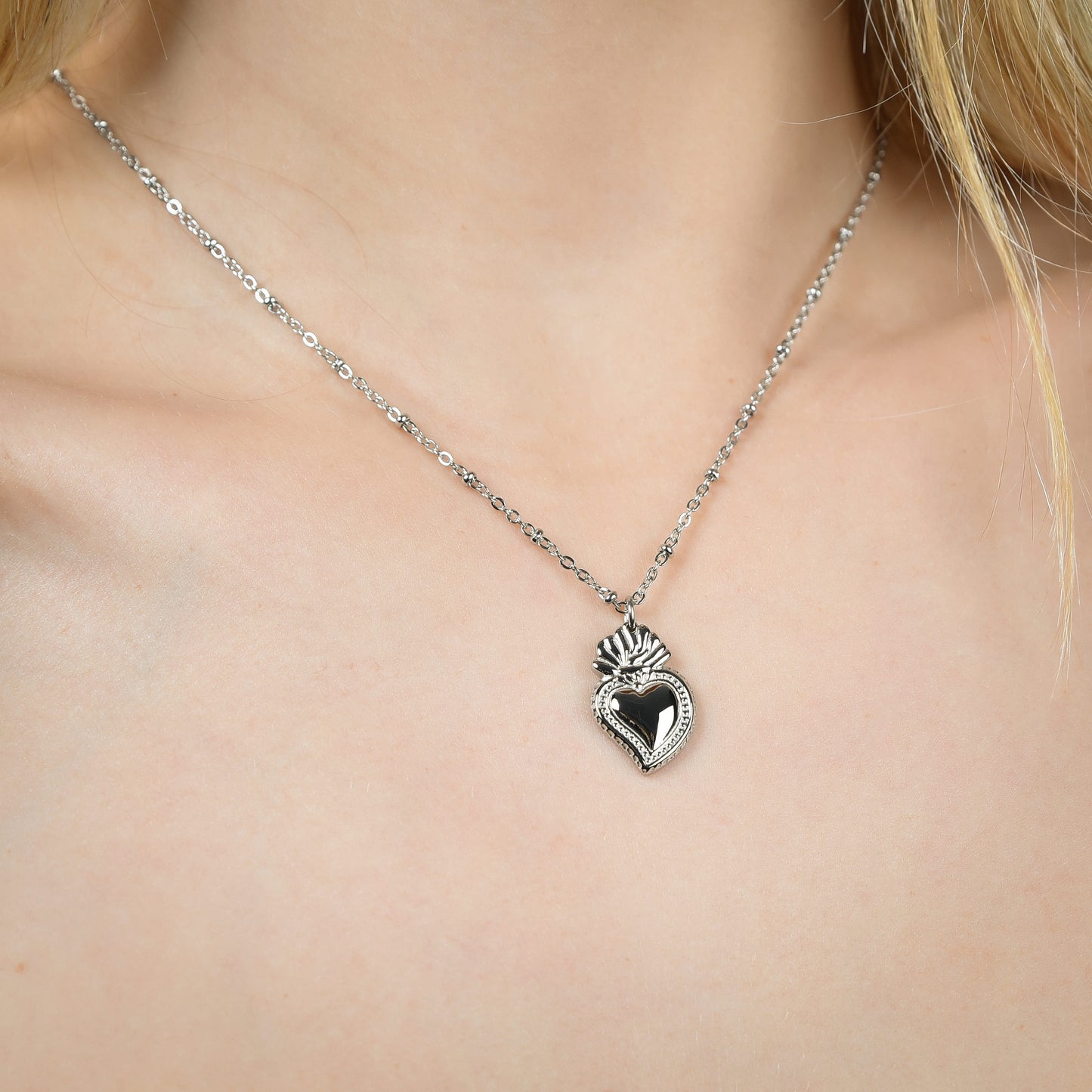 COLLAR DE ACERO PARA MUJER CON CORAZON SAGRADO
