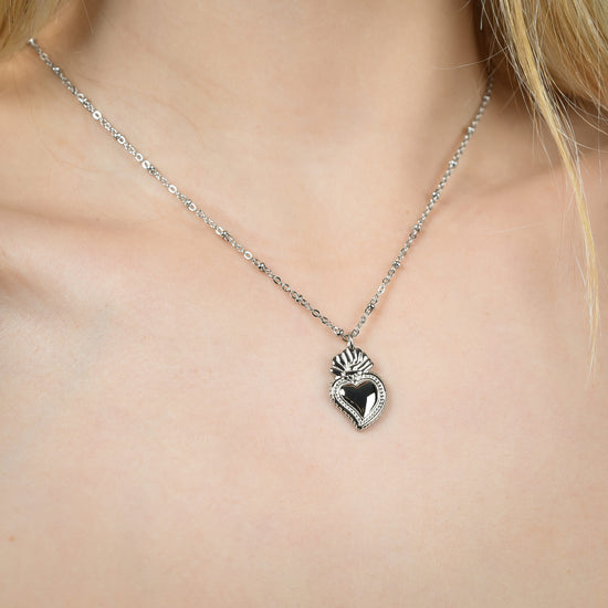COLLAR DE ACERO PARA MUJER CON CORAZON SAGRADO
