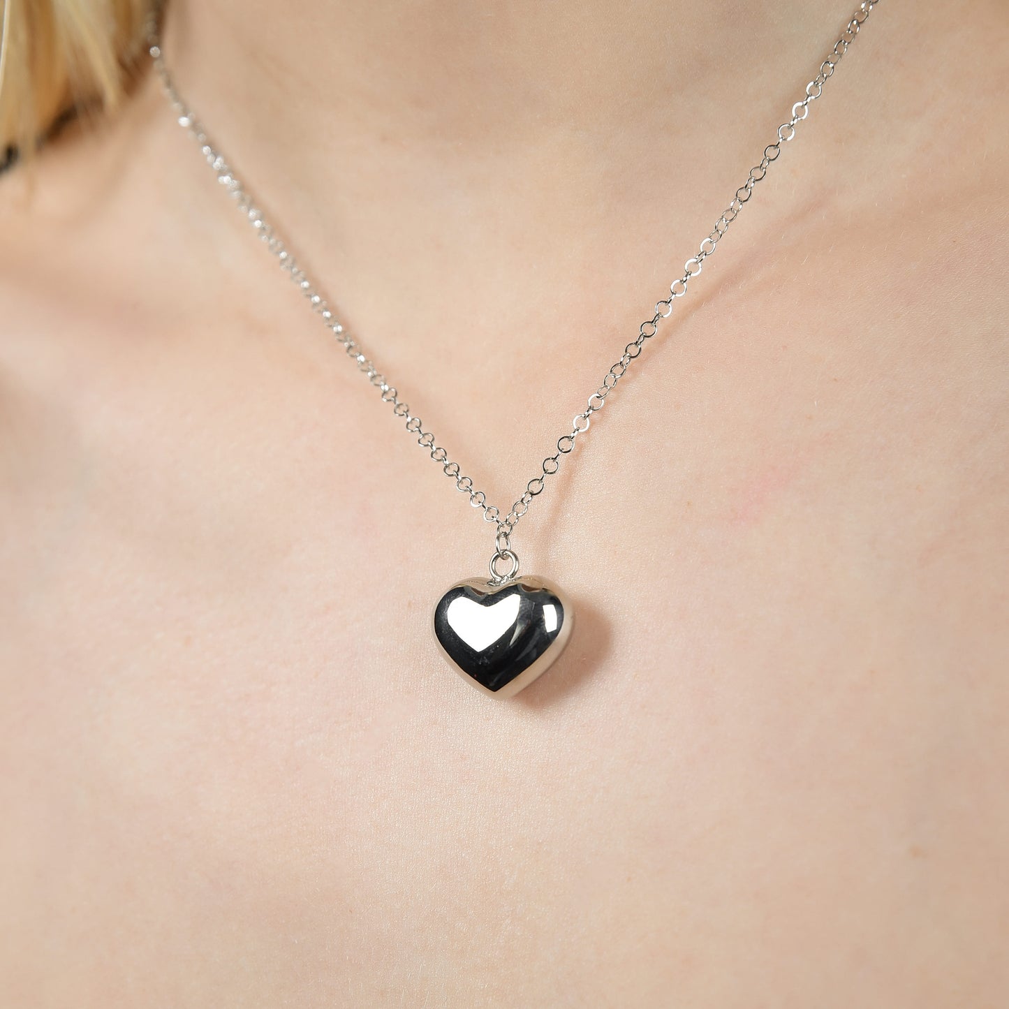 COLLAR DE ACERO PARA MUJER CON CORAZÓN REDONDO