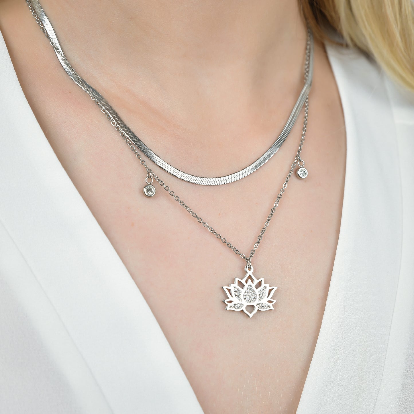 COLLAR DE ACERO PARA MUJER CON FLOR DE LOTO CON CRISTALES BLANCOS