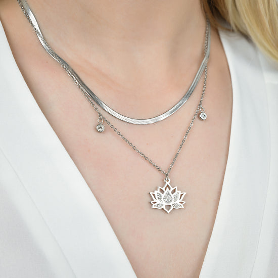 COLLAR DE ACERO PARA MUJER CON FLOR DE LOTO CON CRISTALES BLANCOS