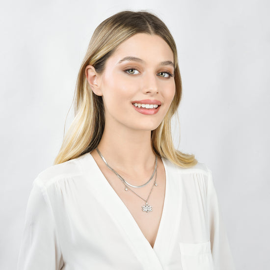 COLLAR DE ACERO PARA MUJER CON FLOR DE LOTO CON CRISTALES BLANCOS