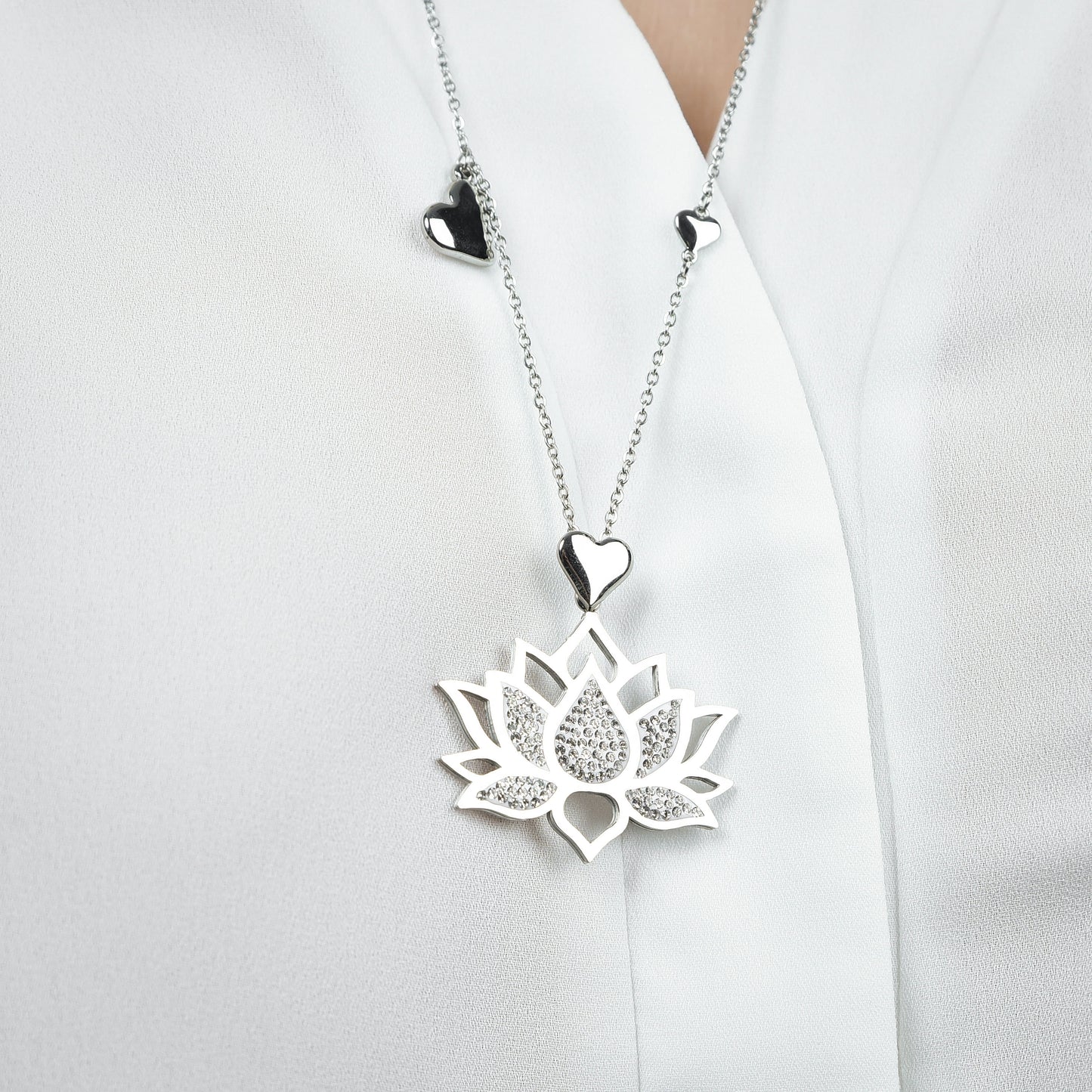 COLLAR DE ACERO PARA MUJER CON FLOR DE LOTO CON CRISTALES BLANCOS