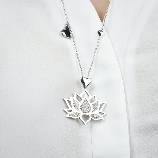 COLLAR DE ACERO PARA MUJER CON FLOR DE LOTO CON CRISTALES BLANCOS