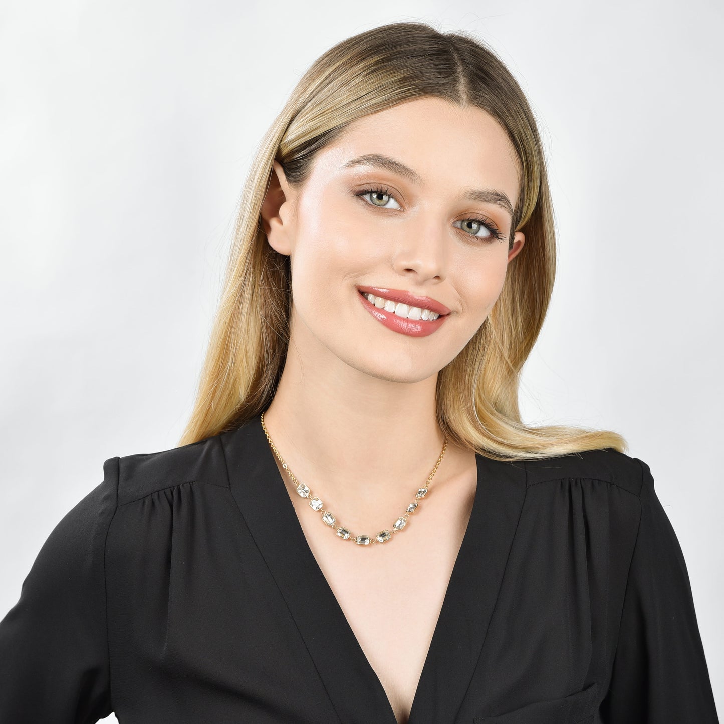 IP COLLAR DE ACERO DORADO PARA MUJER CON CRISTALES BLANCOS