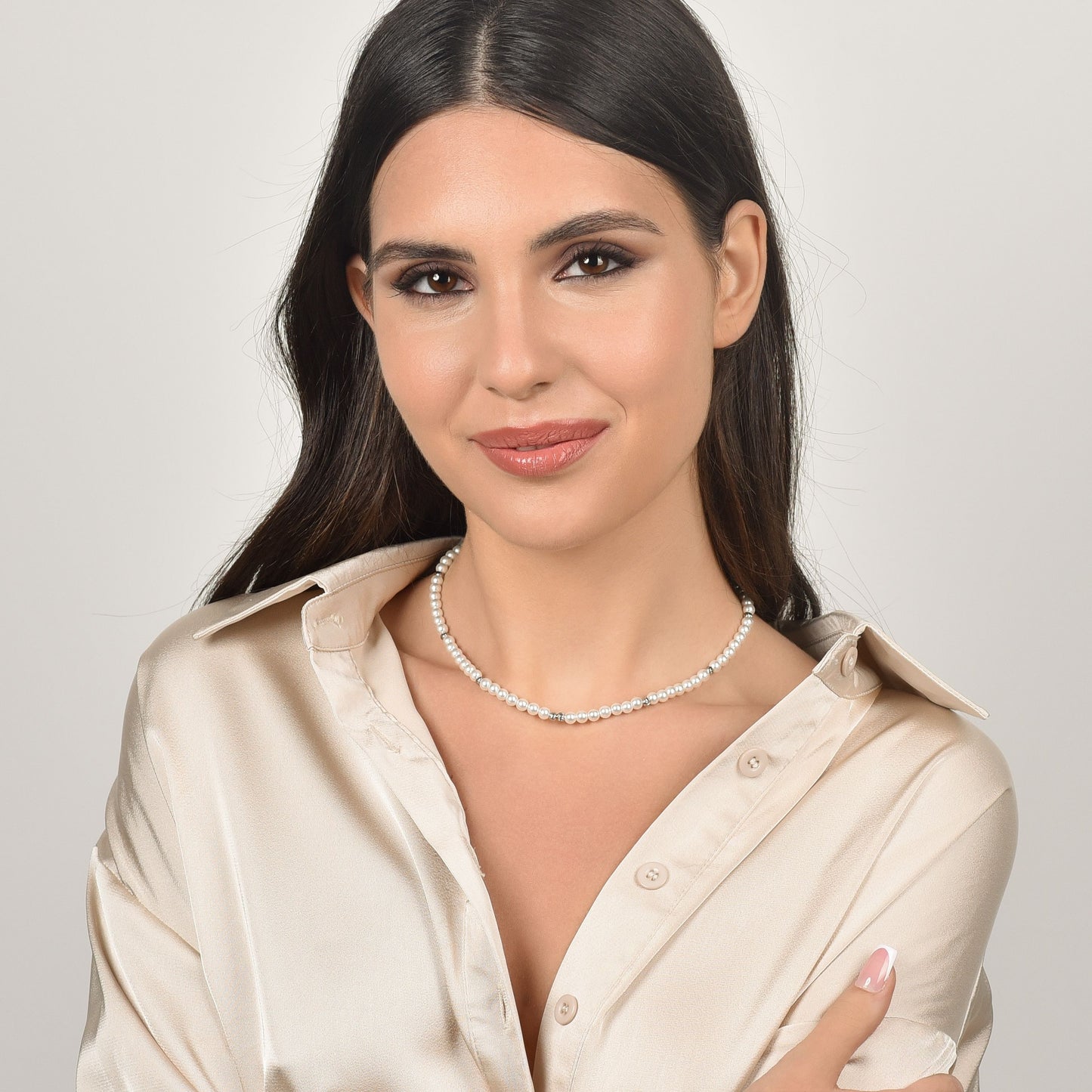 COLLAR DE ACERO PARA MUJER CON PERLAS Y ELEMENTOS DE ACERO