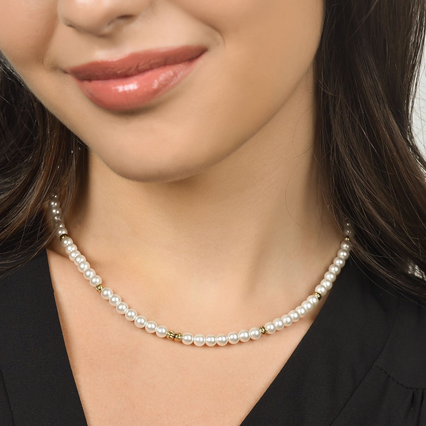 COLLAR DE MUJER DE ACERO IP DORADO CON PERLAS Y ELEMENTOS DE ACERO IP DORADO