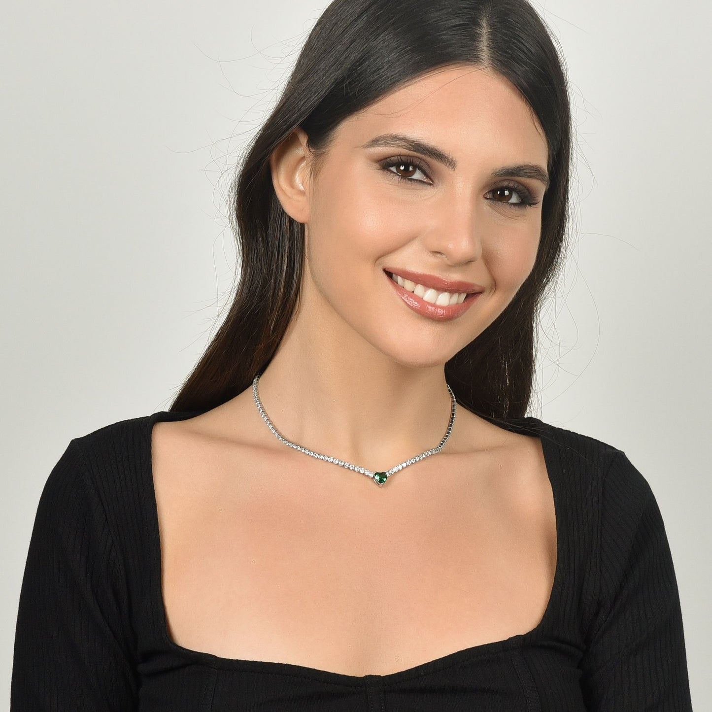 COLLAR DE TENIS DE ACERO PARA MUJER CON CRISTALES BLANCOS Y CORAZÓN DE CRISTAL VERDE