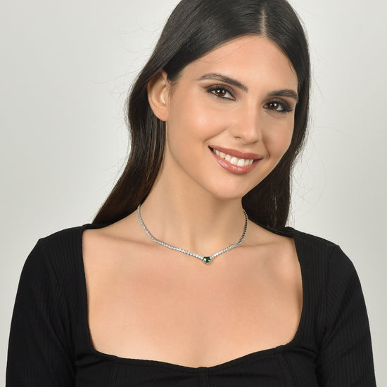 COLLAR DE TENIS DE ACERO PARA MUJER CON CRISTALES BLANCOS Y CORAZÓN DE CRISTAL VERDE