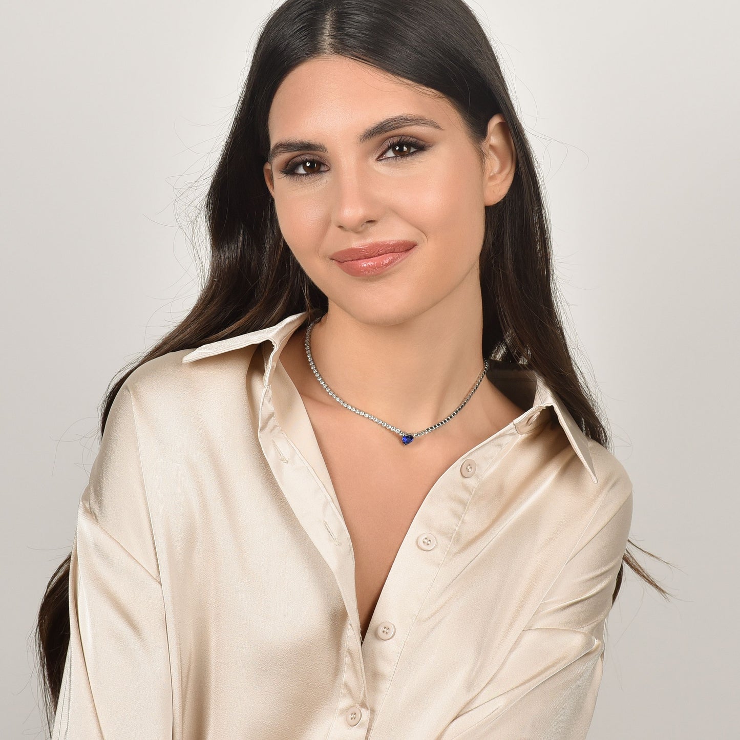 COLLAR DE TENIS DE ACERO PARA MUJER CON CRISTALES BLANCOS Y CORAZÓN DE CRISTAL AZUL