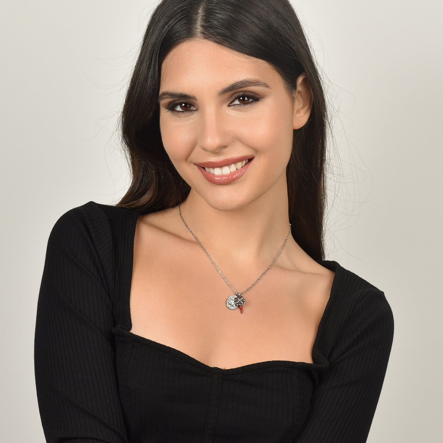 COLLAR DE ACERO PARA MUJER CON CHARM DE TRÉBOL DE CUATRO HOJAS, CUERNO Y MADONNA