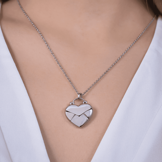 COLLAR DE ACERO PARA MUJER CON LETRA DE CORAZÓN