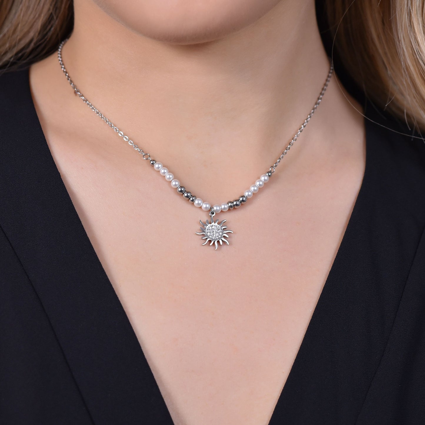 COLLAR DE ACERO PARA MUJER CON PERLAS Y SOL