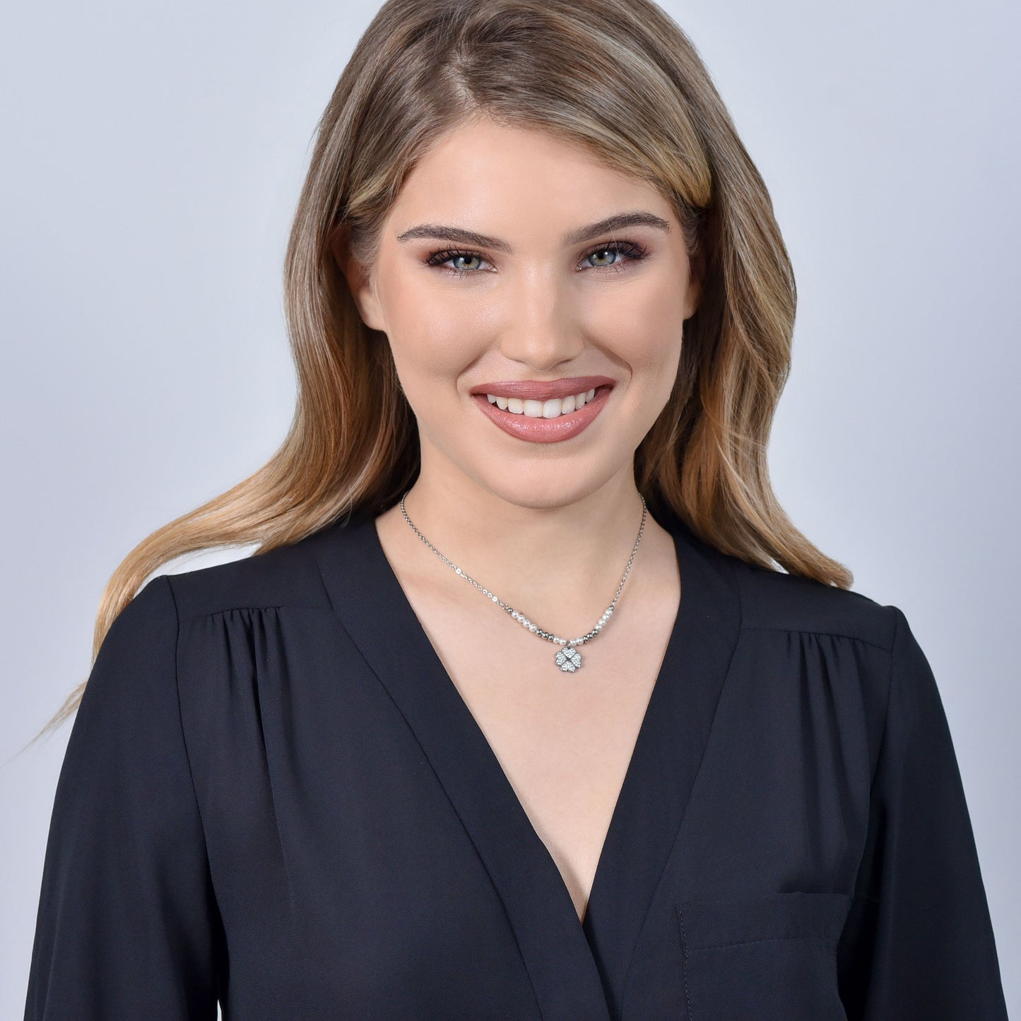 COLLAR DE ACERO PARA MUJER CON PERLAS Y TRÉBOL DE CUATRO HOJAS