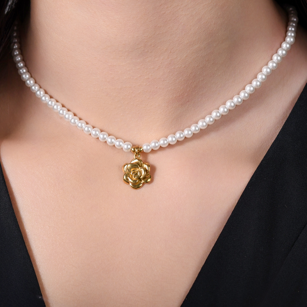 COLLAR DE ACERO IP ORO PERLAS Y ROSA