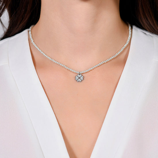 COLLAR DE PERLAS Y TRÉBOLES DE ACERO PARA MUJER