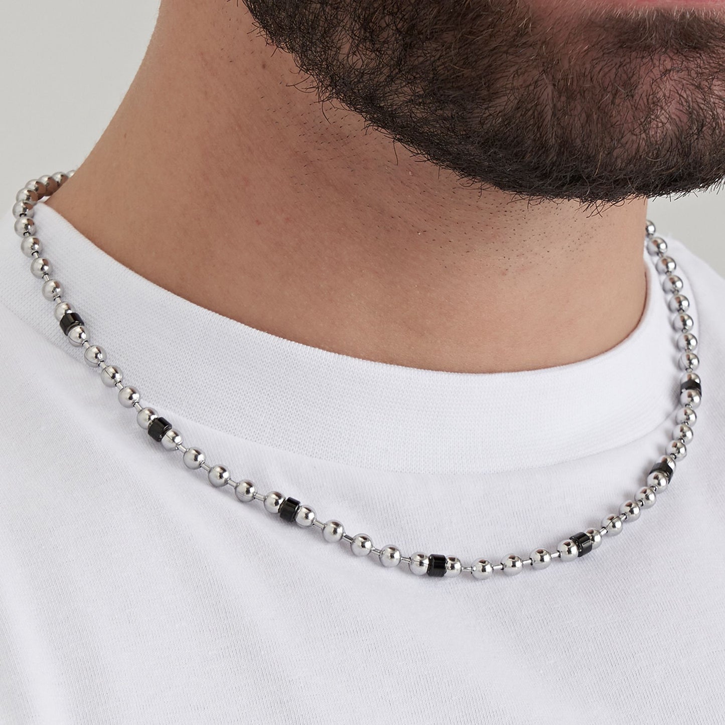 COLLAR DE ACERO PARA HOMBRES CON ELEMENTOS NEGROS