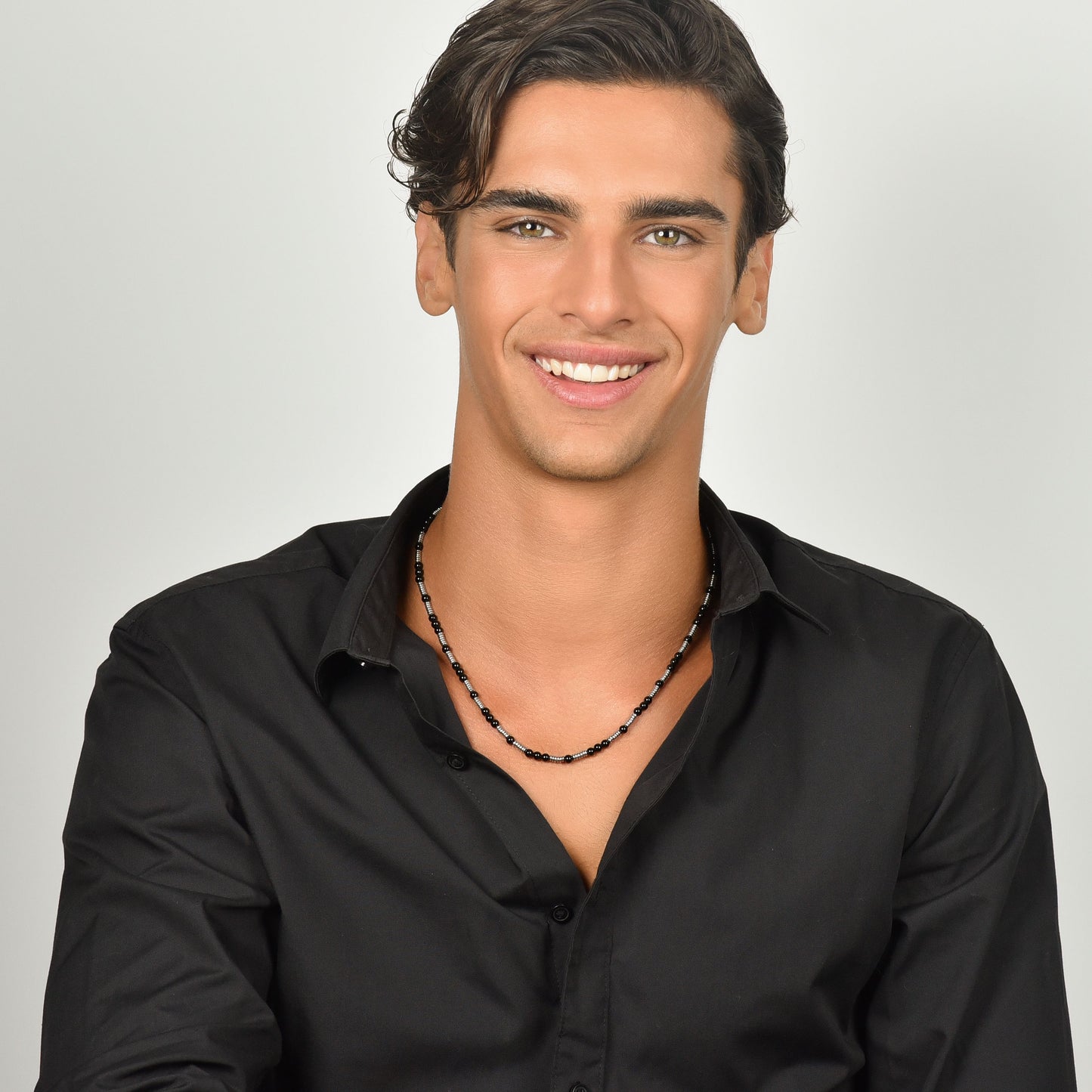 COLLAR DE HOMBRE DE ACERO CON PIEDRAS NEGRAS Y ELEMENTOS DE ACERO