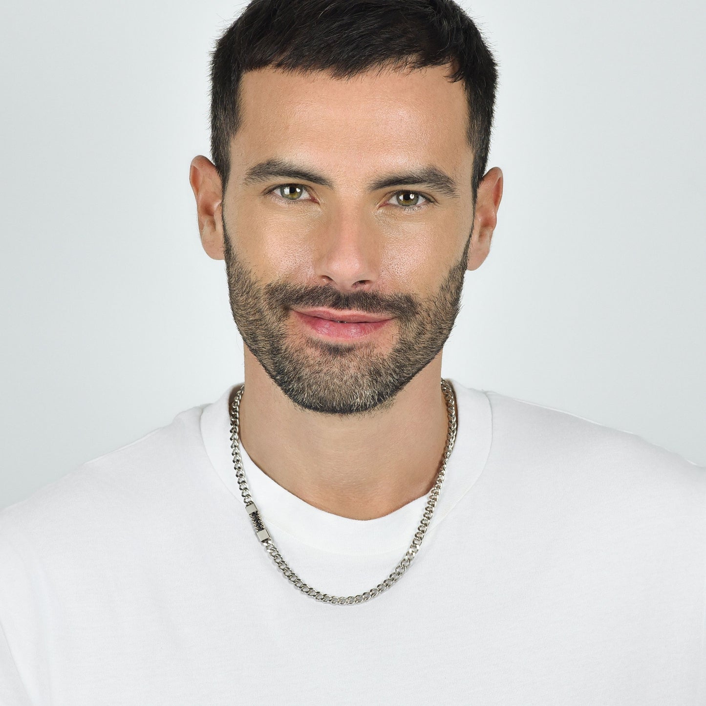 COLLAR ELEMENTO DE ACERO PARA HOMBRE CON CRISTALES NEGROS