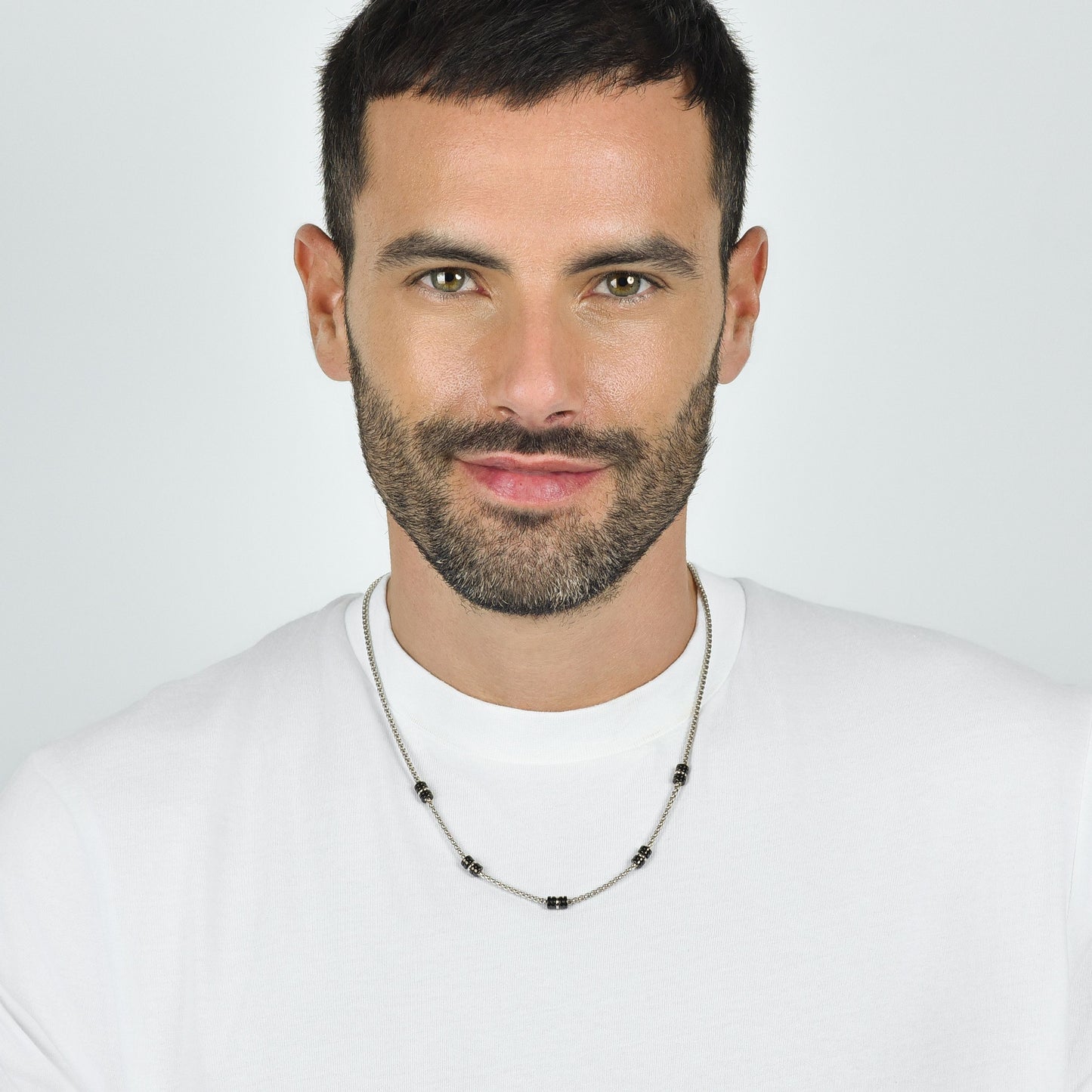 COLLAR MASCULINO DE ACERO CON ELEMENTOS IP NEGROS Y PLATEADOS