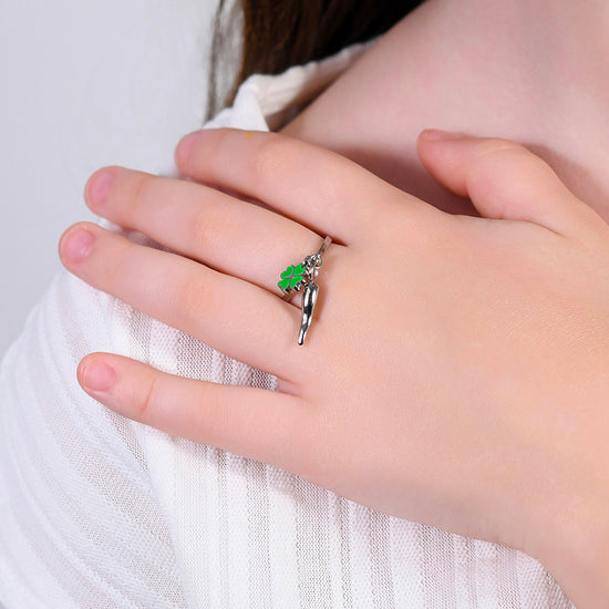 ANILLO DE NIÑA DE ACERO CON CUERNO ROJO Y CORAZÓN