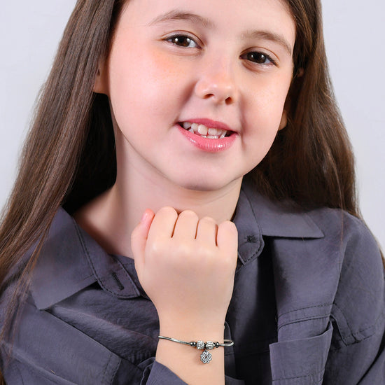 PULSERA DE ACERO PARA NIÑA CON TRÉBOL DE CUATRO HOJAS CON CRISTALES BLANCOS