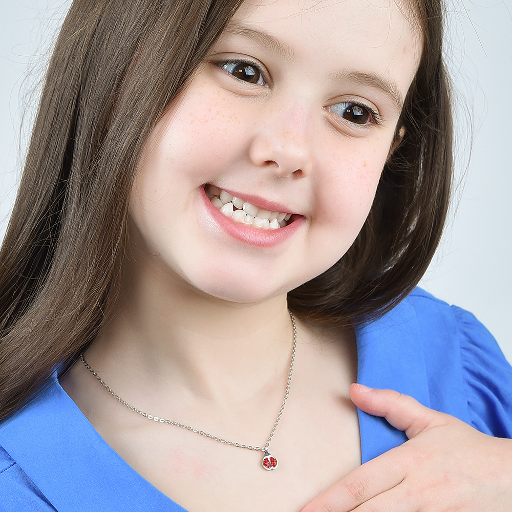 COLLAR DE NIÑA DE ACERO CON MARIQUITA Y CRISTALES ROJOS