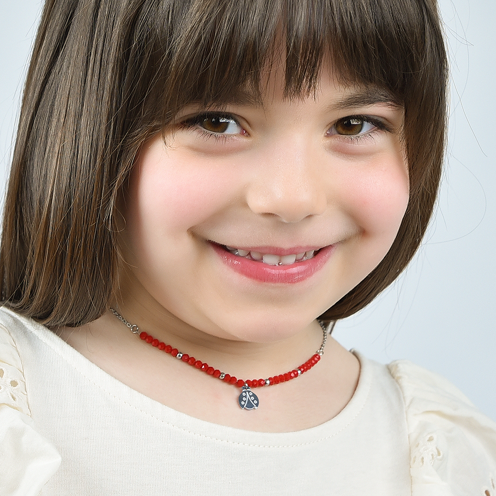 COLLAR DE ACERO PARA NIÑA CON PIEDRAS ROJAS Y MARIQUITA