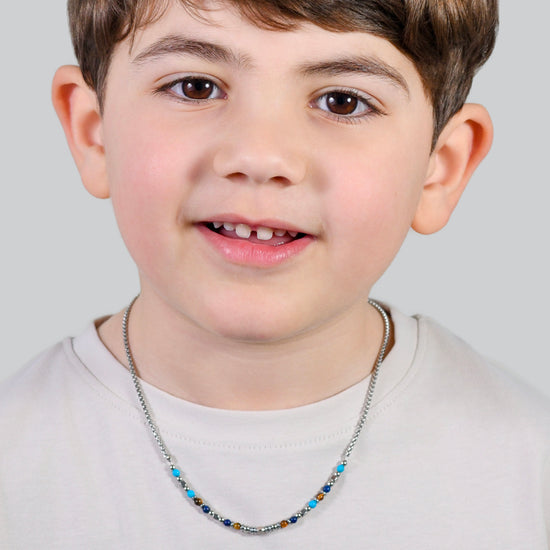 COLLAR INFANTIL DE ACERO CON PIEDRAS MULTICOLORES