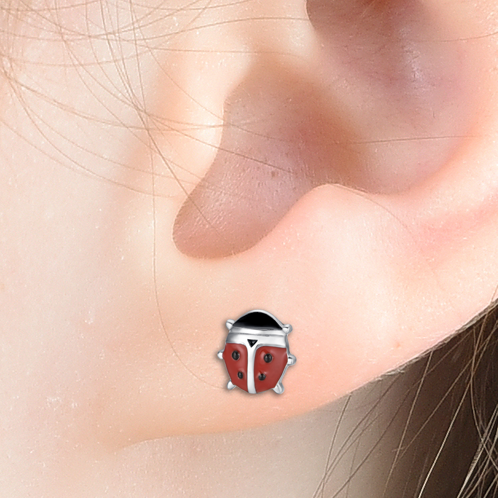 NIÑA PENDIENTES DE ACERO CON MARIQUITAS