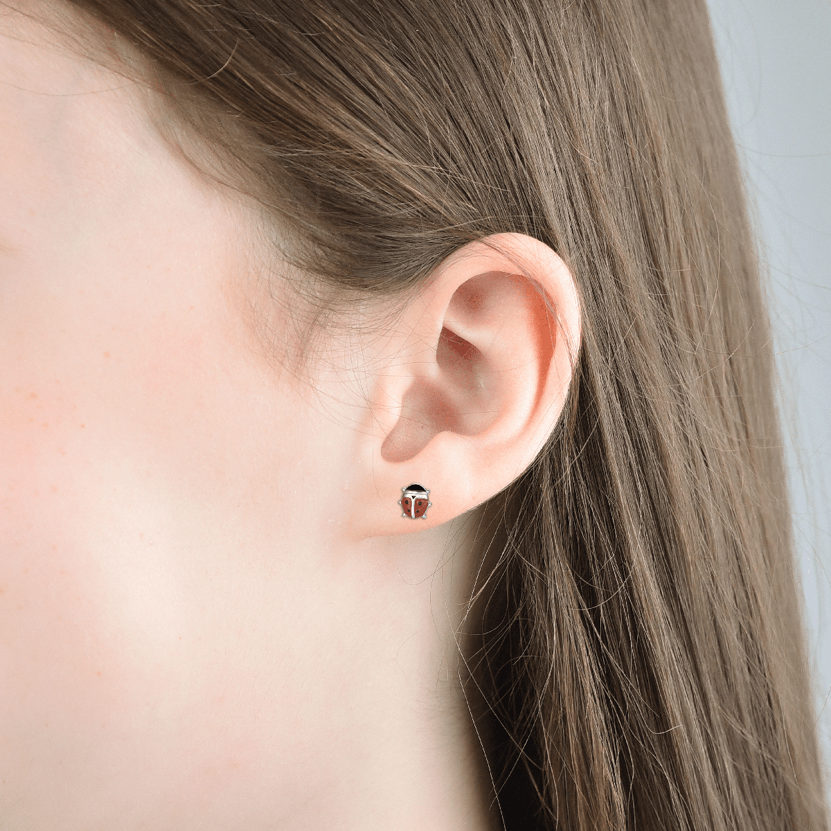 NIÑA PENDIENTES DE ACERO CON MARIQUITAS