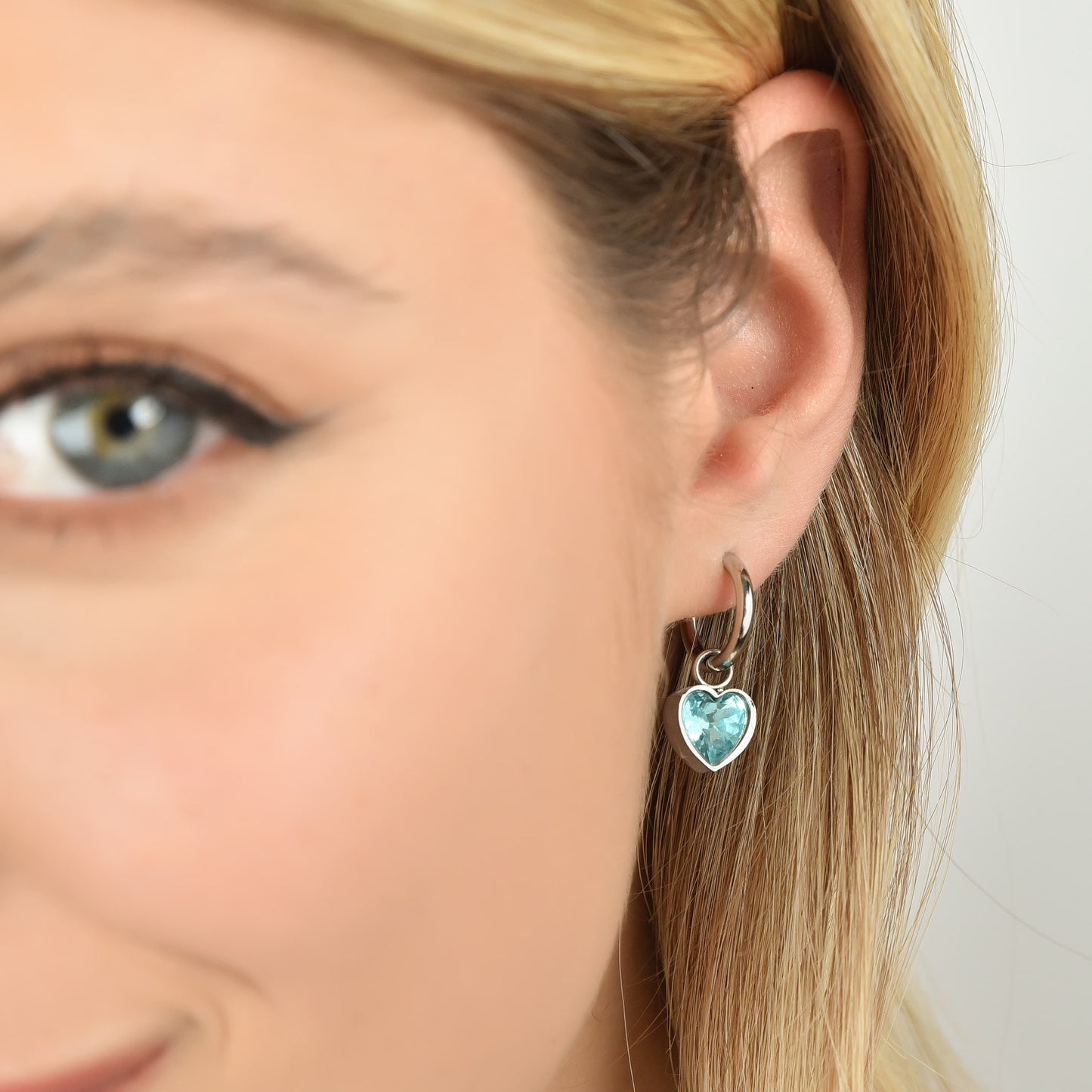 PENDIENTES DE ACERO PARA MUJER CON CORAZONES DE PUNTOS AZUL CLARO