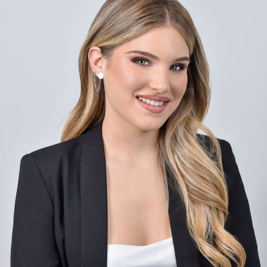 UNA MUJER PENDIENTE DE ACERO CON TRÉBOL DE CUATRO HOJAS