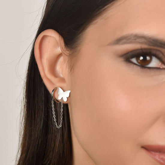 UNA MUJER PENDIENTE DE ACERO CON MARIPOSA
