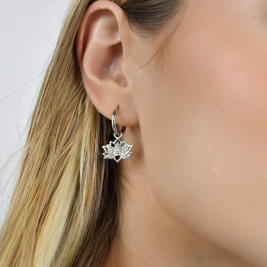 PENDIENTES DE ACERO PARA MUJER CON FLOR DE LOTO CON CRISTALES BLANCOS