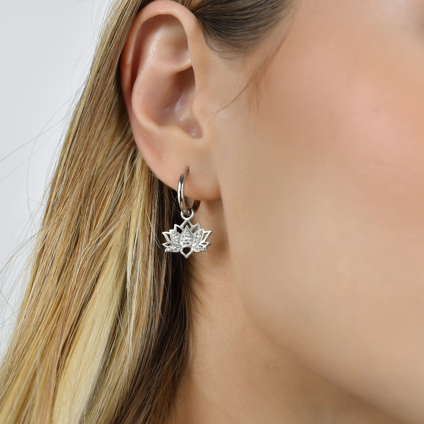 PENDIENTES DE ACERO PARA MUJER CON FLOR DE LOTO CON CRISTALES BLANCOS