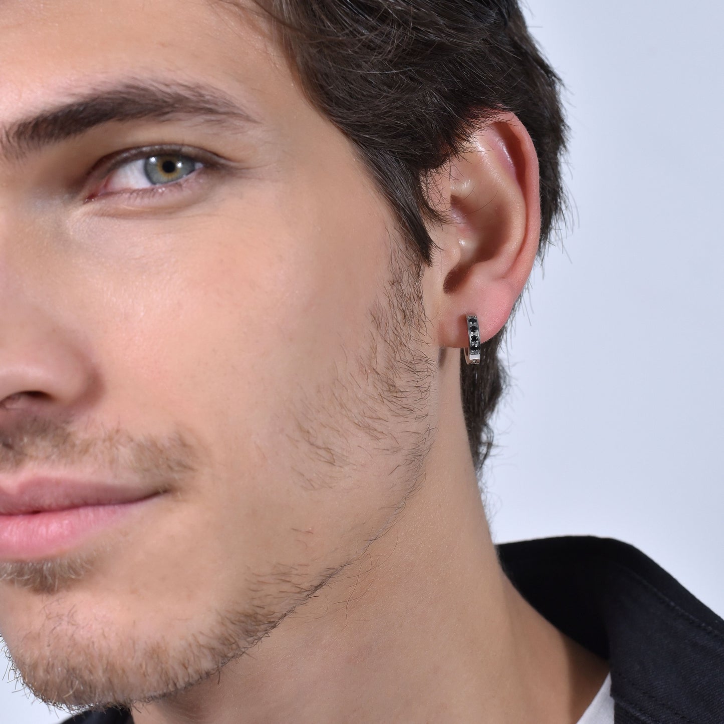 PENDIENTE DE HOMBRE MONO ACERO CON CRISTALES NEGROS